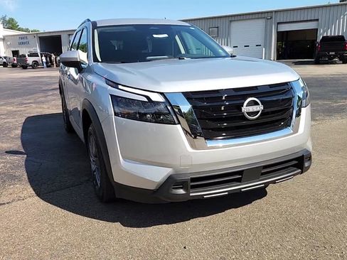 Used 2025 Nissan Pathfinder SV image 2