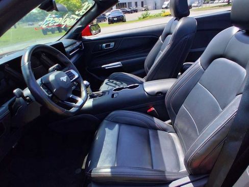 Used 2025 Ford Mustang Premium RWD image 33