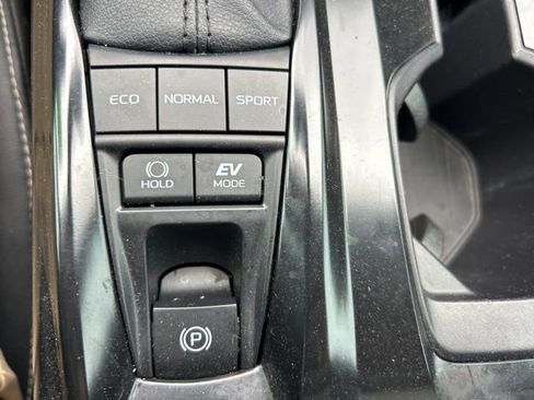 Used 2025 Toyota Camry SE w/ Convenience Package FWD image 16