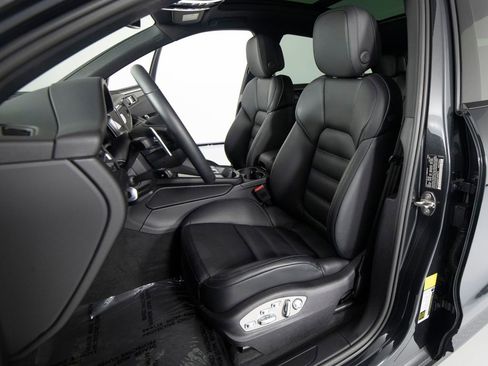 Certified 2026 Porsche Macan AWD/4WD image 16