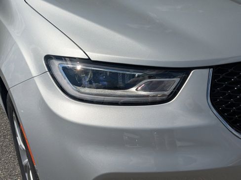 New 2026 Chrysler Pacifica Limited image 9