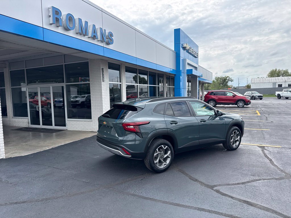 Used 2025 Chevrolet Trax LT FWD image 4