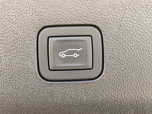Used 2025 GMC Yukon XL Denali AWD/4WD image 13