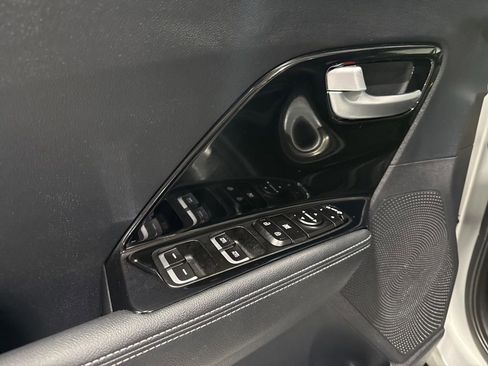 Used 2019 Kia Niro EX image 24