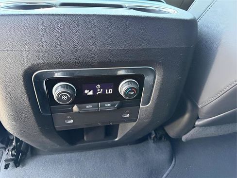 Used 2022 Chevrolet Suburban LT RWD image 26
