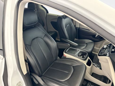 Used 2023 Chrysler Pacifica Touring-L FWD image 18