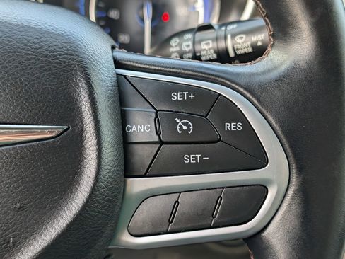 Used 2017 Chrysler Pacifica Touring-L w/ Tire & Wheel Group image 5