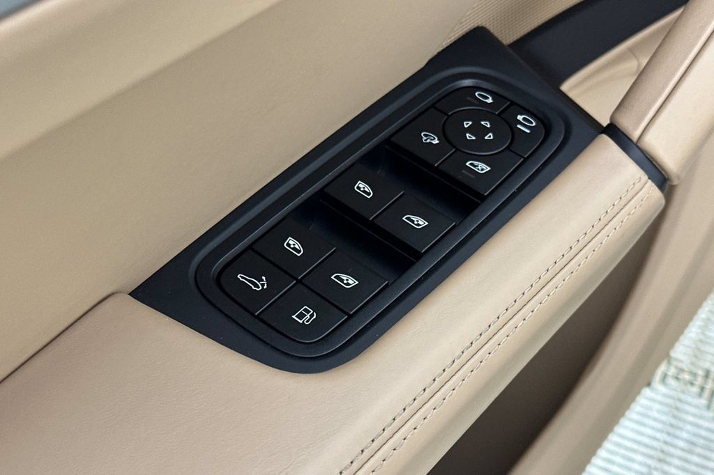 Used 2024 Porsche Cayenne Coupe AWD/4WD image 12
