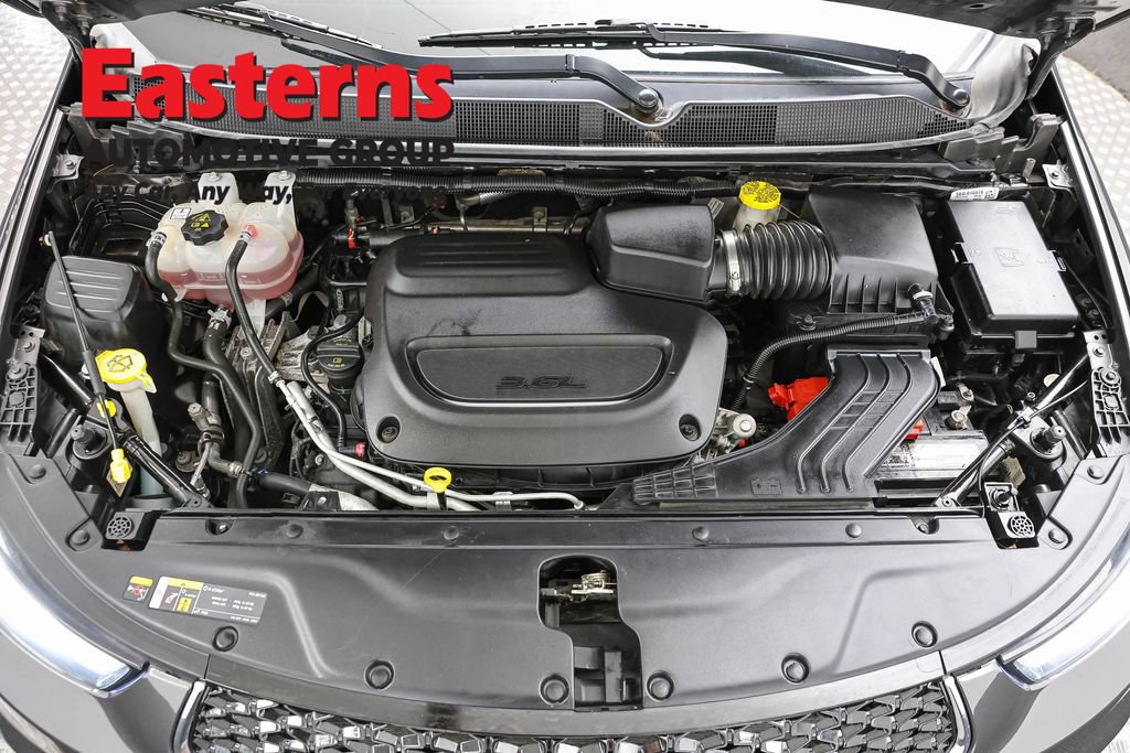 Used 2023 Chrysler Pacifica Touring-L FWD image 8