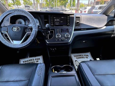 Used 2019 Toyota Sienna SE FWD image 11
