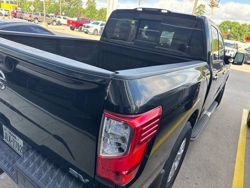 Used 2017 Nissan Titan SV RWD image 3