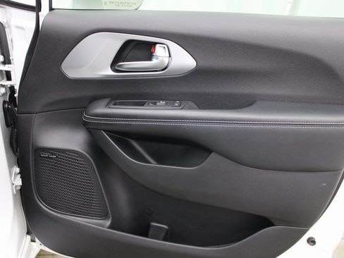 Used 2020 Chrysler Pacifica Touring-L Plus w/ S Appearance Package image 26