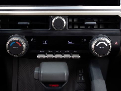 Certified 2025 Toyota Tacoma TRD Off-Road AWD/4WD image 20