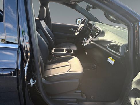 New 2026 Chrysler Pacifica Select image 15