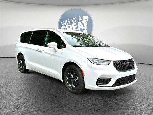 New 2022 Chrysler Pacifica Touring-L w/ S Appearance Package image 1