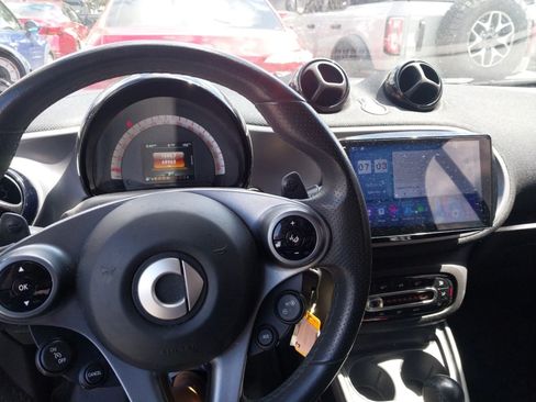 Used 2017 smart fortwo Proxy RWD image 3