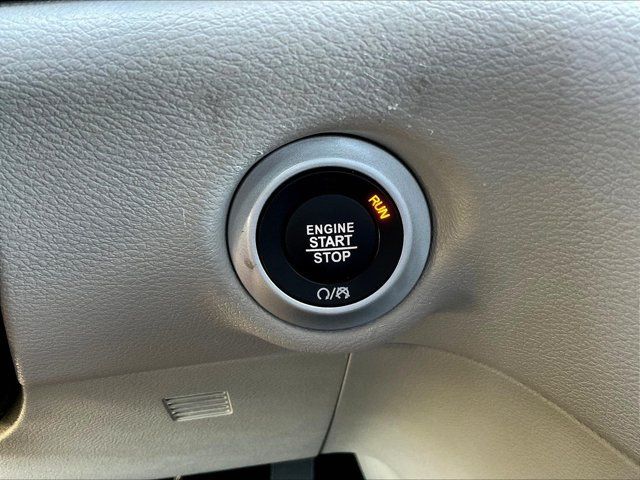 Used 2024 Chrysler Pacifica Touring-L FWD image 16