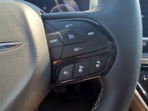 Used 2025 Chrysler Pacifica Limited FWD image 14