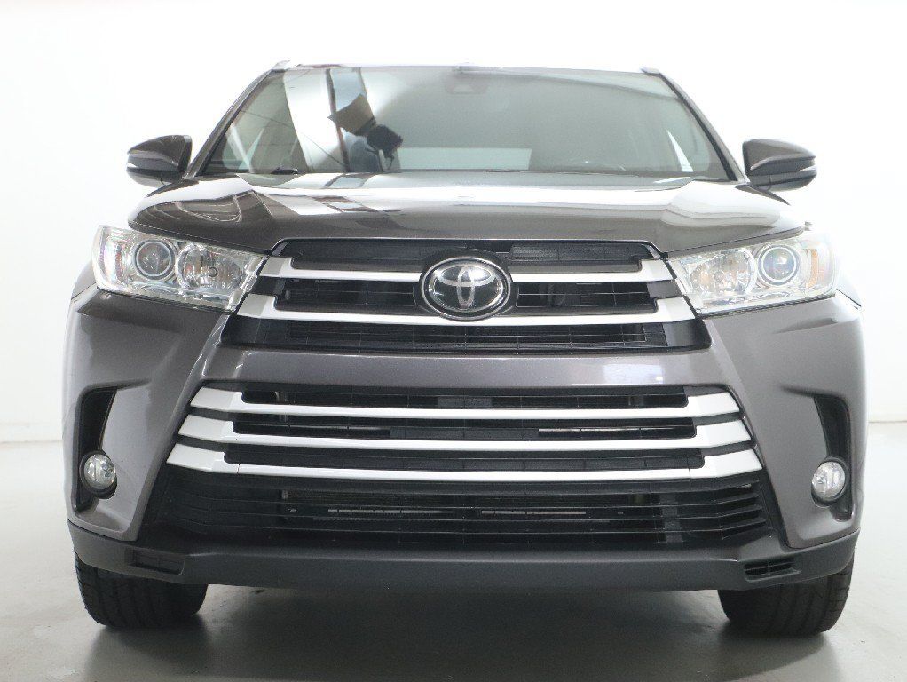Used 2019 Toyota Highlander XLE FWD image 5