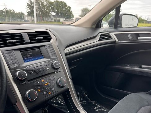 Used 2018 Ford Fusion SE FWD image 19