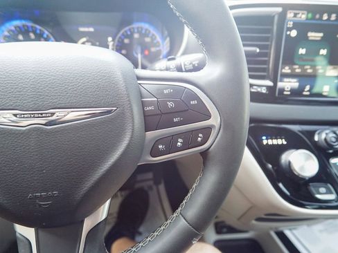 Used 2023 Chrysler Pacifica Touring-L FWD image 24