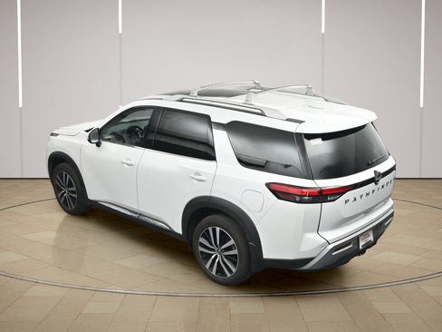 Certified 2025 Nissan Pathfinder Platinum w/ Cargo Package FWD image 39