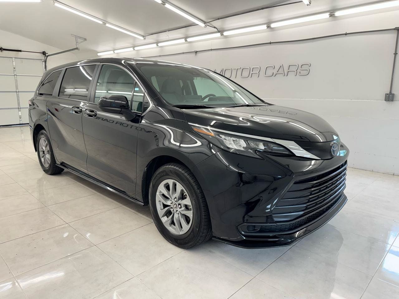 Used 2024 Toyota Sienna LE AWD/4WD image 3
