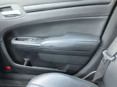 Used 2014 Chrysler 300 S image 31