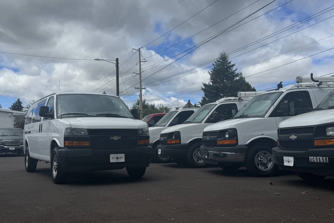 Used 2023 Chevrolet Express 3500 LS RWD image 3
