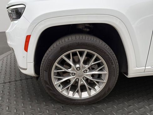 Used 2024 Jeep Grand Cherokee L Summit w/ Advanced Protech Group IV AWD/4WD image 15