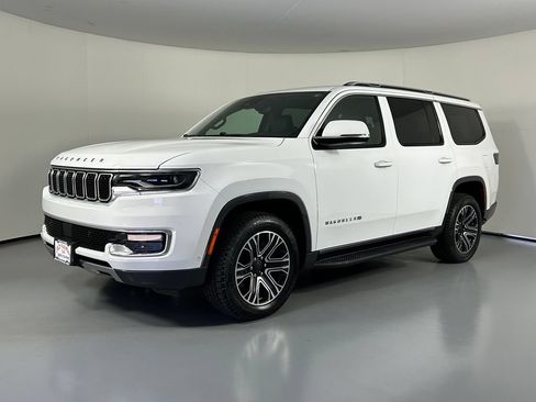 Used 2022 Jeep Wagoneer Series III w/ Rear Seat Video Group 1 AWD/4WD image 3