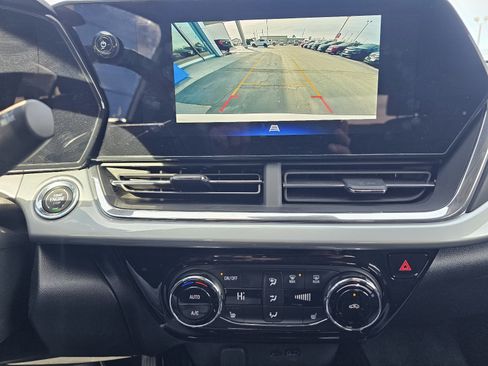 Used 2025 Chevrolet Trax LT w/ LT Convenience Package image 15