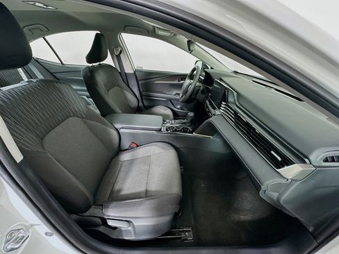 Used 2025 Toyota Camry LE image 32