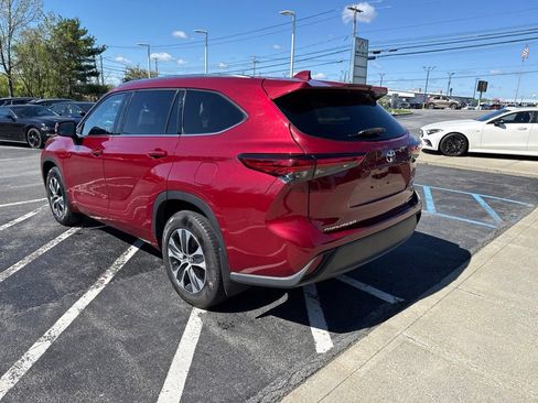 Used 2021 Toyota Highlander XLE AWD/4WD image 6