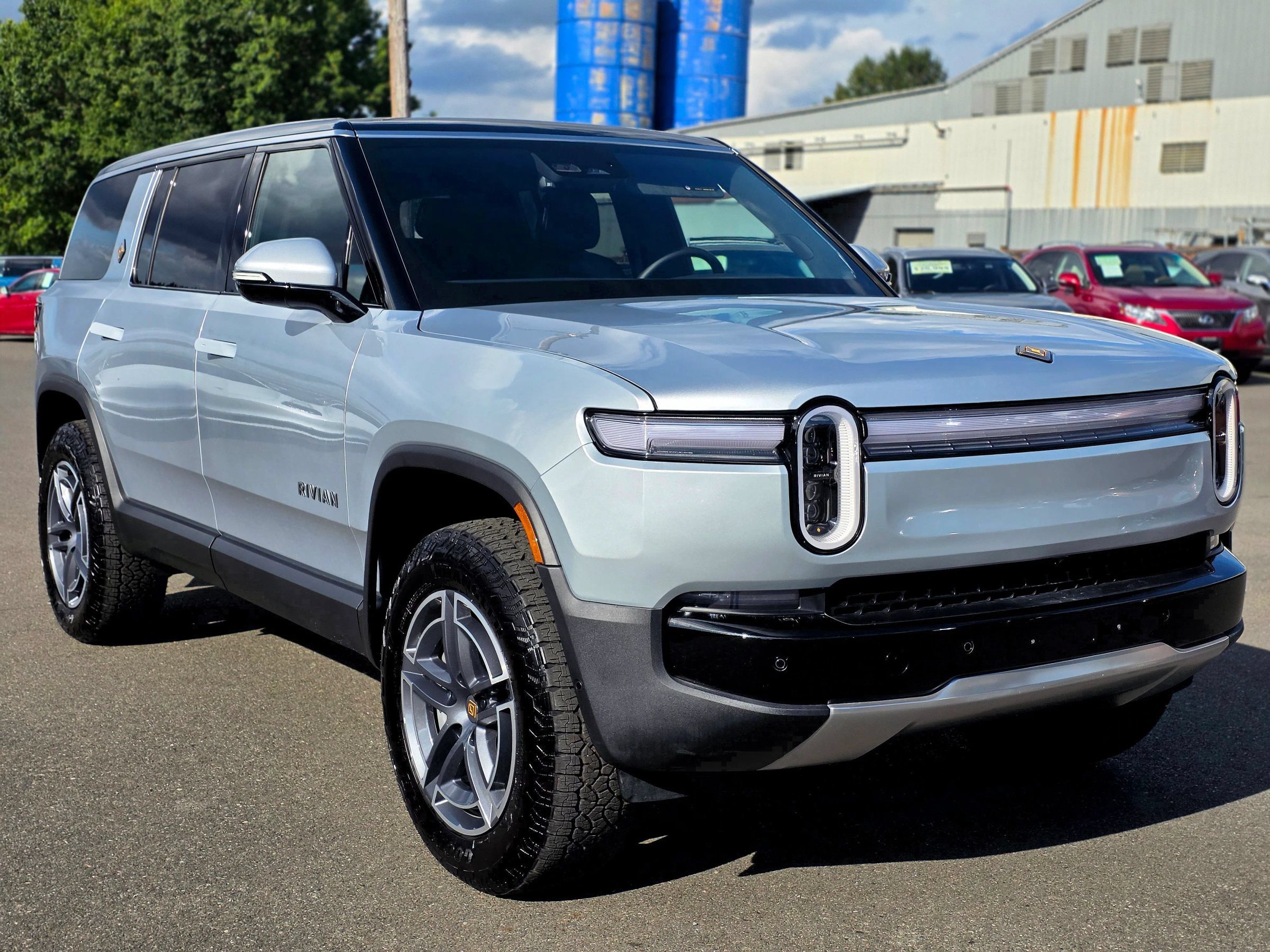 Used 2025 Rivian R1S Adventure Dual AWD/4WD image 1