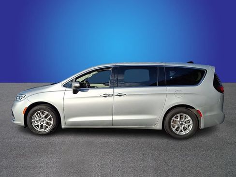 Used 2023 Chrysler Pacifica Touring-L FWD image 7