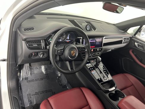 Certified 2026 Porsche Macan AWD/4WD image 4