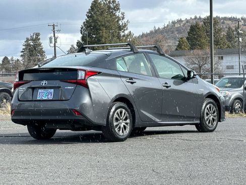 Used 2019 Toyota Prius LE image 2
