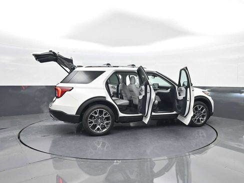 Used 2025 Ford Explorer Platinum w/ Ultimate Package image 89