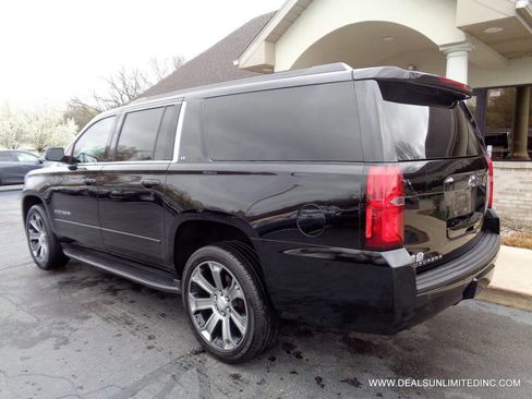 Used 2019 Chevrolet Suburban LT image 4