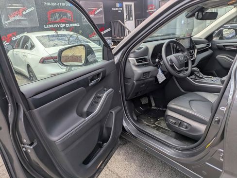 Used 2024 Toyota Highlander XLE image 7