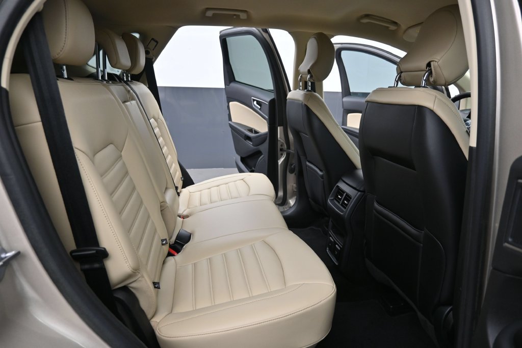 Used 2017 Ford Edge SEL w/ Equipment Group 201A FWD image 6