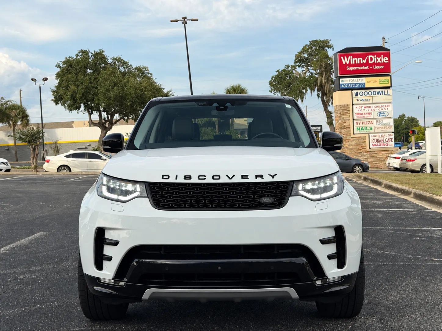 Used 2017 Land Rover Discovery HSE Luxury AWD/4WD image 2