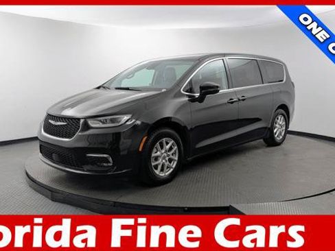 Used 2023 Chrysler Pacifica Touring-L FWD image 1