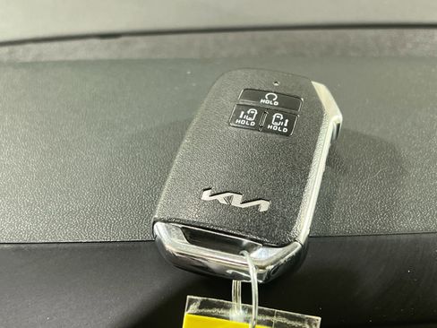Used 2024 Kia Carnival LX image 28