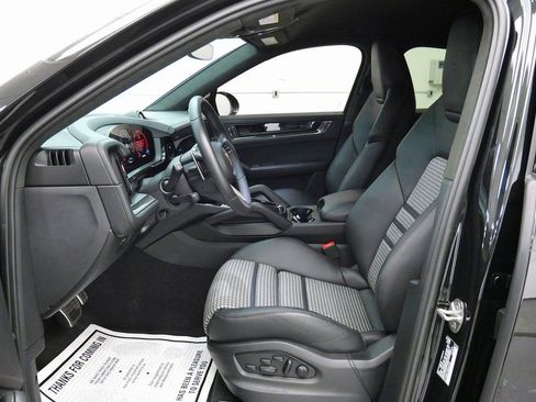 Used 2025 Porsche Cayenne GTS AWD/4WD image 11