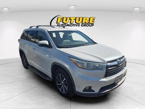 Used 2015 Toyota Highlander LE FWD image 1