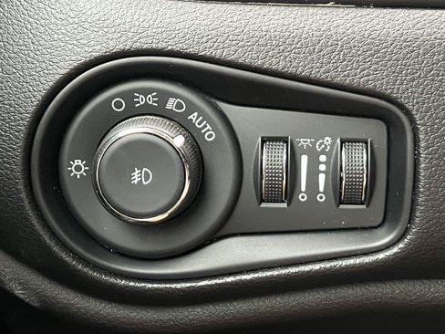 Used 2022 Jeep Renegade Trailhawk AWD/4WD image 17