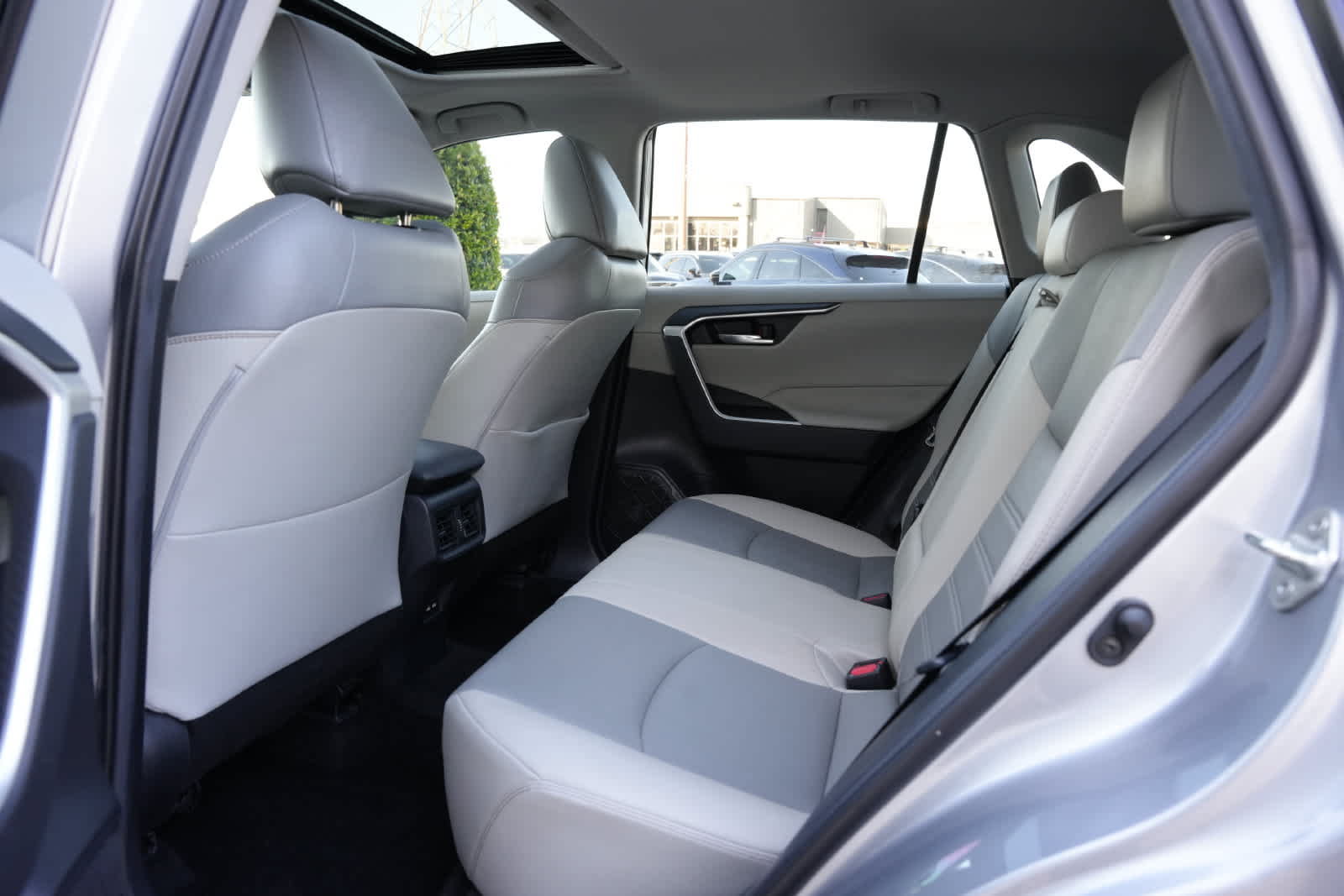 Used 2021 Toyota RAV4 XLE Premium FWD image 16