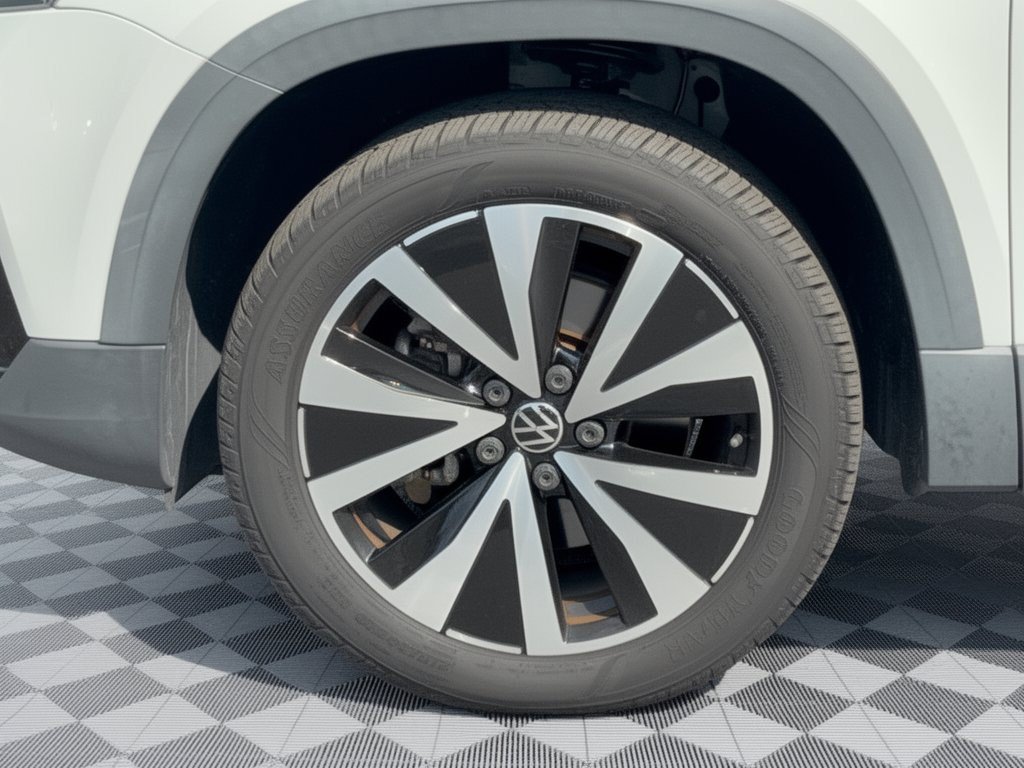 Used 2022 Volkswagen Taos SE w/ Panoramic Sunroof Package FWD image 13